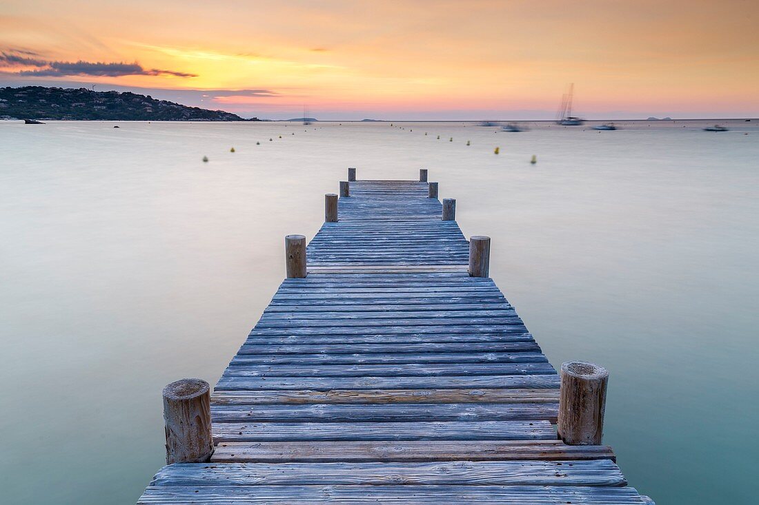 Frankreich, Südkorsika, Porto-Vecchio, Golf von Santa Giulia, hölzerner Ponton