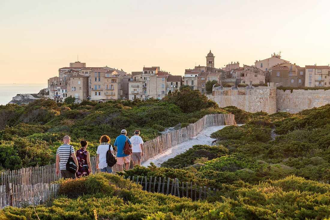 Frankreich, Südkorsika, Bonifacio, die Altstadt oder Hochstadt, Touristen spazieren um die Stadtmauern der Zitadelle