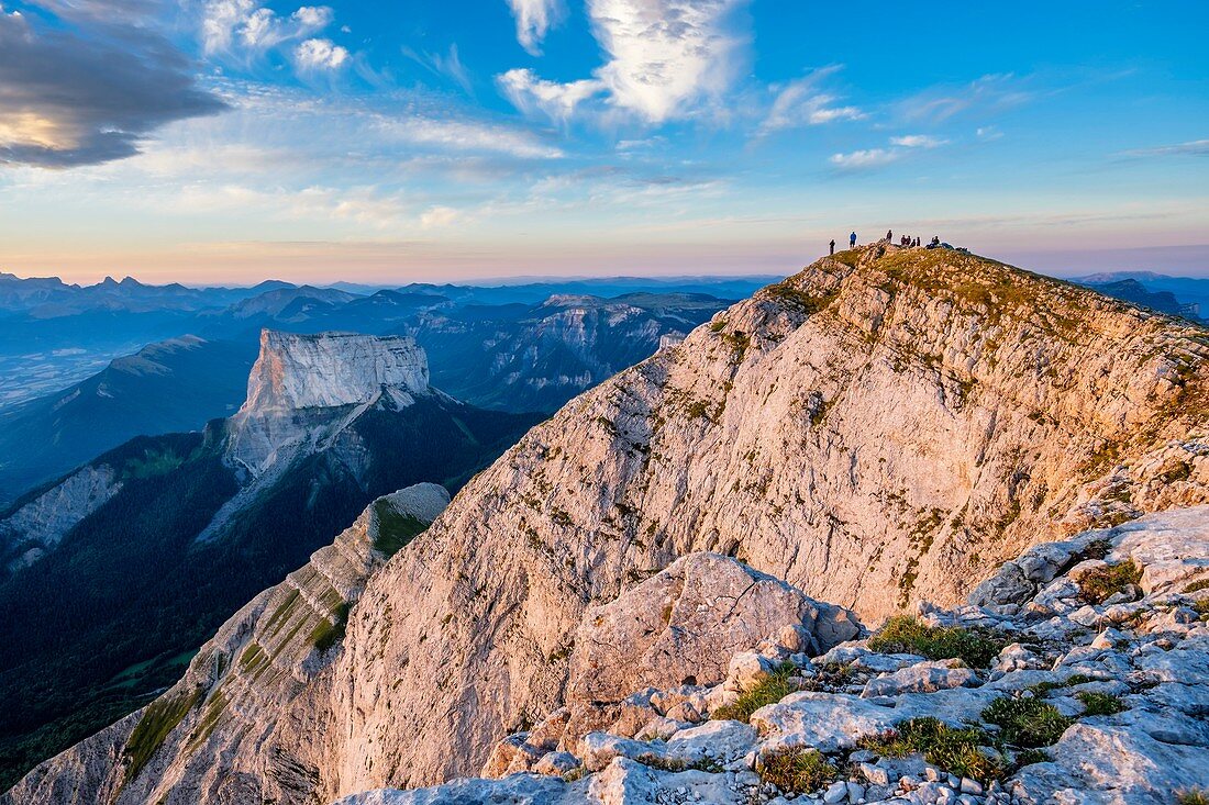 Frankreich, Isere, Vercors Regionaler Naturpark, Nationales Naturschutzgebiet des Vercors-Hochlandes, Grand Veymont (Höhe: 2341 m), höchster Punkt des Vercors-Massivs und Mount Aiguille (Höhe: 2087 m) auf der linken Seite