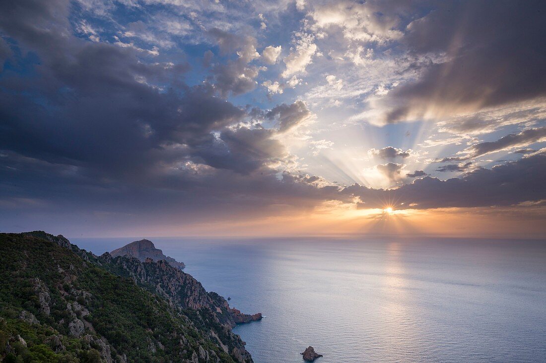 Frankreich, Corse du Sud, Golf von Porto, von der UNESCO zum Weltkulturerbe erklärt, Sonnenuntergang am Golf von Porto und Capo Rosso