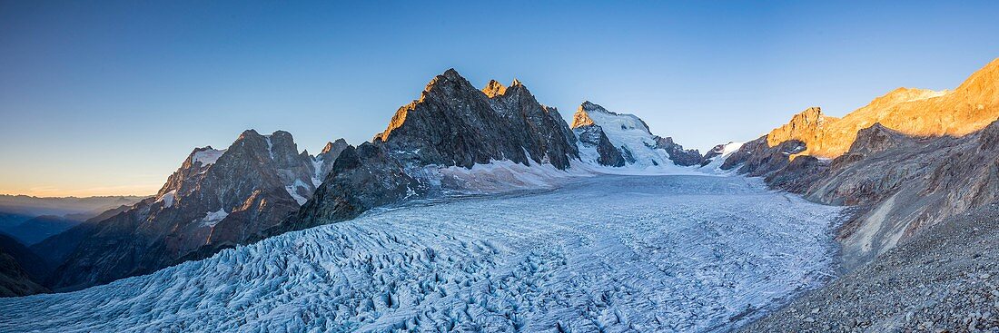 Frankreich, Hautes Alpes, Nationalpark Ecrins, Region Briançonnais, der Gletscher Blanc, links auf dem Pelvoux (3932 m), in der Mitte der Point of Grande Sagne (3660 m) und rechts die Barre des Ecrins (rechts) 4101 m)