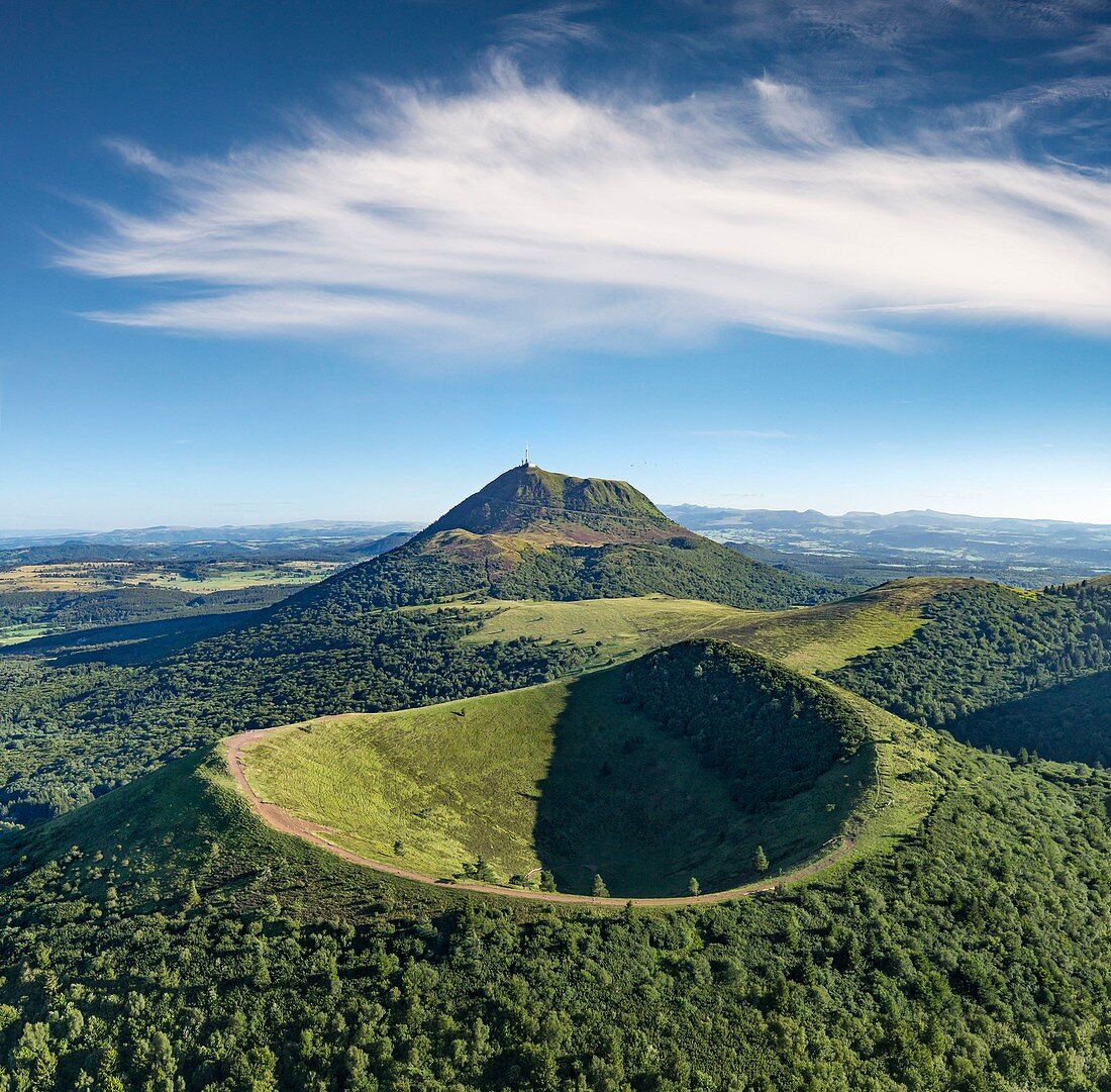Frankreich, Puy de Dome, Gebiet, das von der UNESCO zum Weltkulturerbe erklärt wurde, Orcines, regionaler Naturpark der Auvergne-Vulkane, Chaîne des Puys, Puy Pariou im Vordergrund (Luftaufnahme)