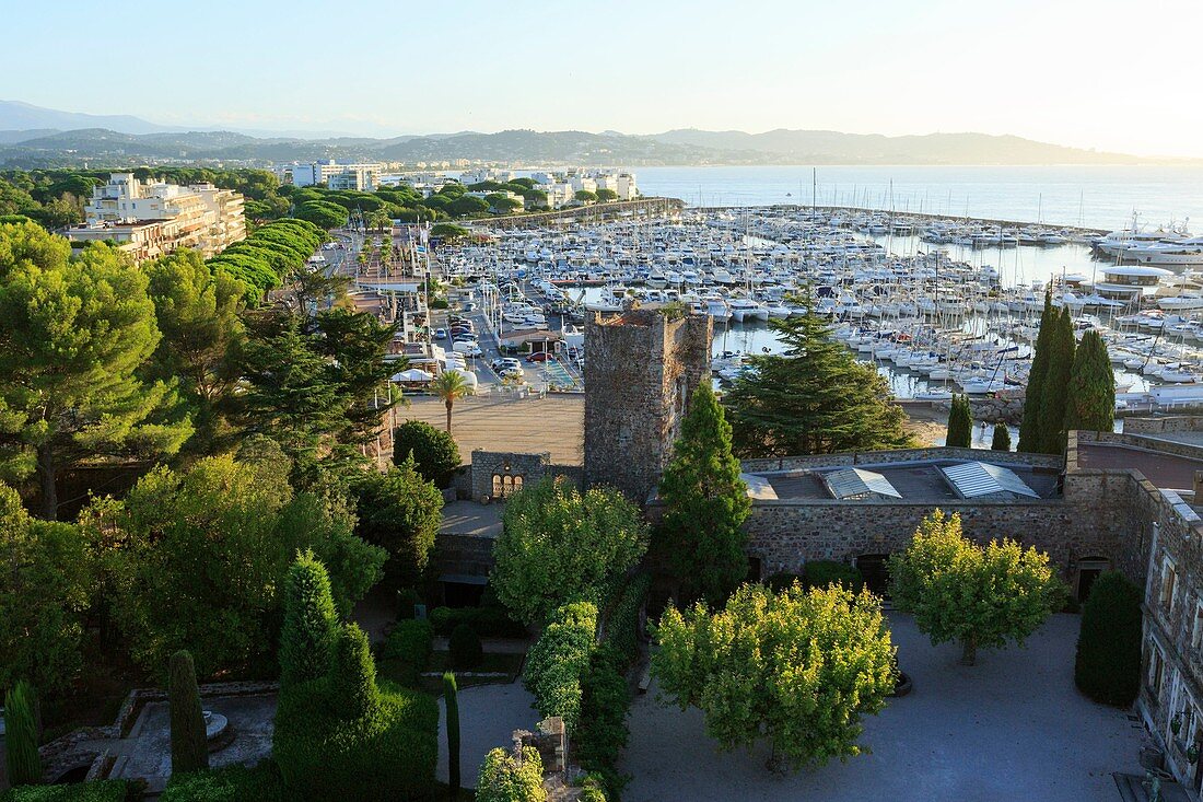 France, Alpes Maritimes, Mandelieu La Napoule, castle of La Napoule (XII-XIXth), the port in the background