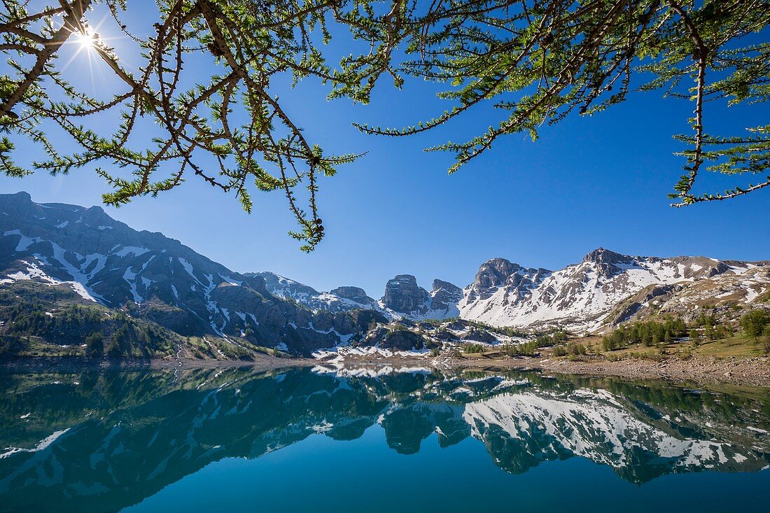 Frankreich, Alpes-de-Haute-Provence, Mercantour-Nationalpark, Haut Verdon, der See von Allos (2226 m), im Hintergrund die Tours du Lac