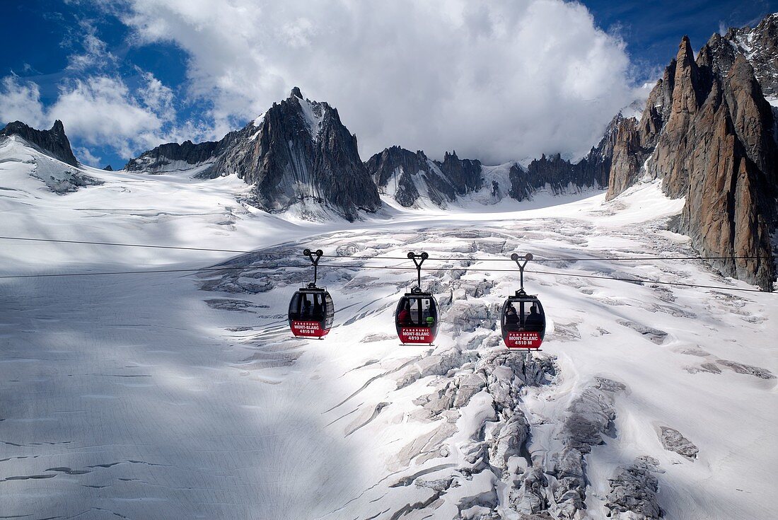 Frankreich, Haute Savoie, Chamonix, der Gletscher des Riesen auf der französischen Seite des Mont-Blanc-Massivs, der Hauptlieferant von Eis im Eismeer, von Panorama-Gondeln aus gesehen