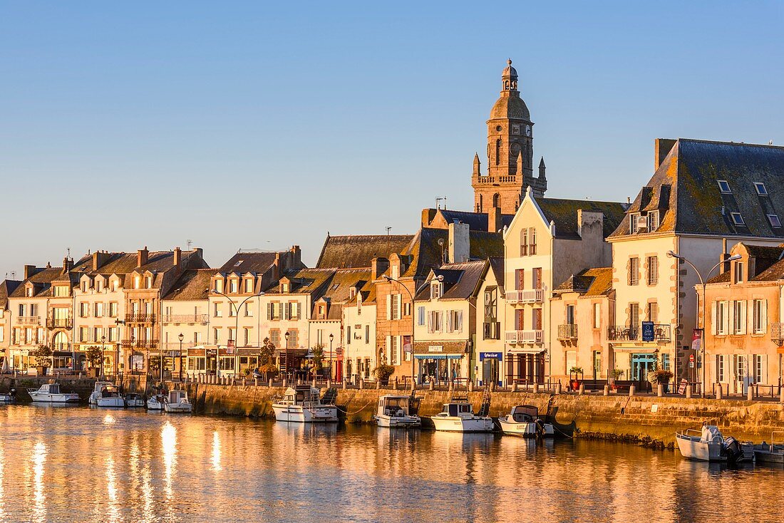 Frankreich, Loire Atlantique, Halbinsel Guerande, Le Croisic, die Docks und die Kirche Notre Dame de Pitie aus dem 15. und 16. Jahrhundert im extravaganten gotischen Stil bei Sonnenaufgang