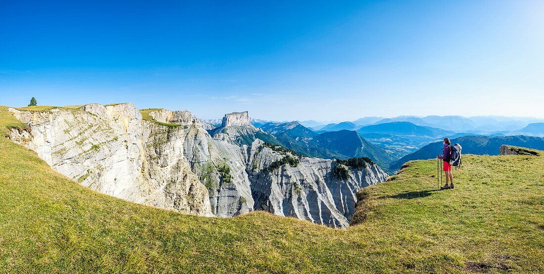 Frankreich, Isere, Vercors Regionaler Naturpark, Nationales Naturschutzgebiet des Vercors-Hochlands, Wandern entlang des Ravin des Arches, Mount Aiguille (Höhe: 2087 m) im Hintergrund