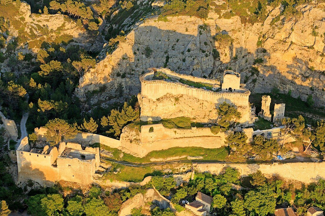 Frankreich, Bouches du Rhone, Boulbon, Feodalburg (11.) als historisches Denkmal aufgeführt (Luftaufnahme)