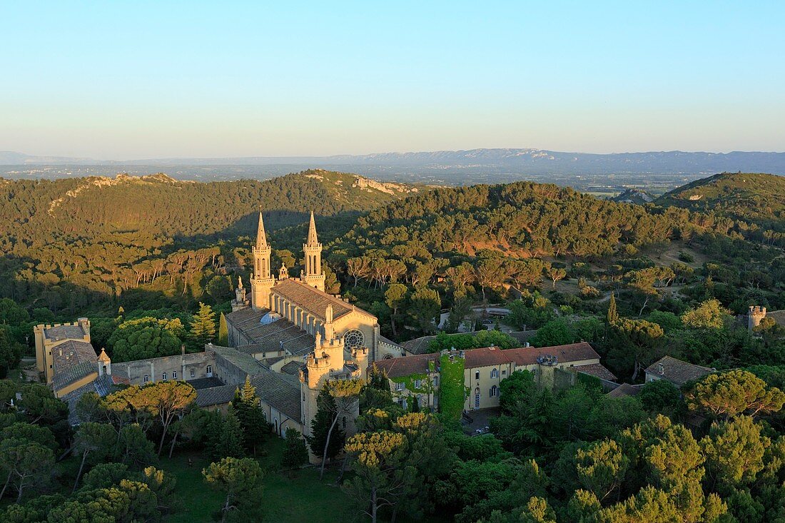 Frankreich, Bouches du Rhone, La Montagnette, Tarascon, Abbaye Saint Michel de Frigolet (12. Jahrhundert) (Luftaufnahme)