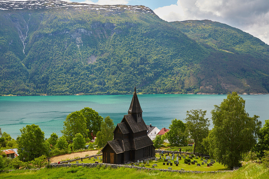 Blick auf die Stabkirche Urnes mit Lustrafjord, Gemeinde Luster, Sogn og Fjordane, Norwegen, Europa