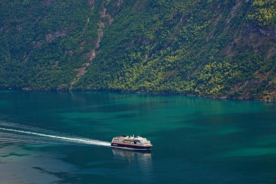 Hurtigruten - Schiff Midnatsol auf dem Sunnylvsfjord bei Ljöen, More og Romsdal, Norwegen, Europa