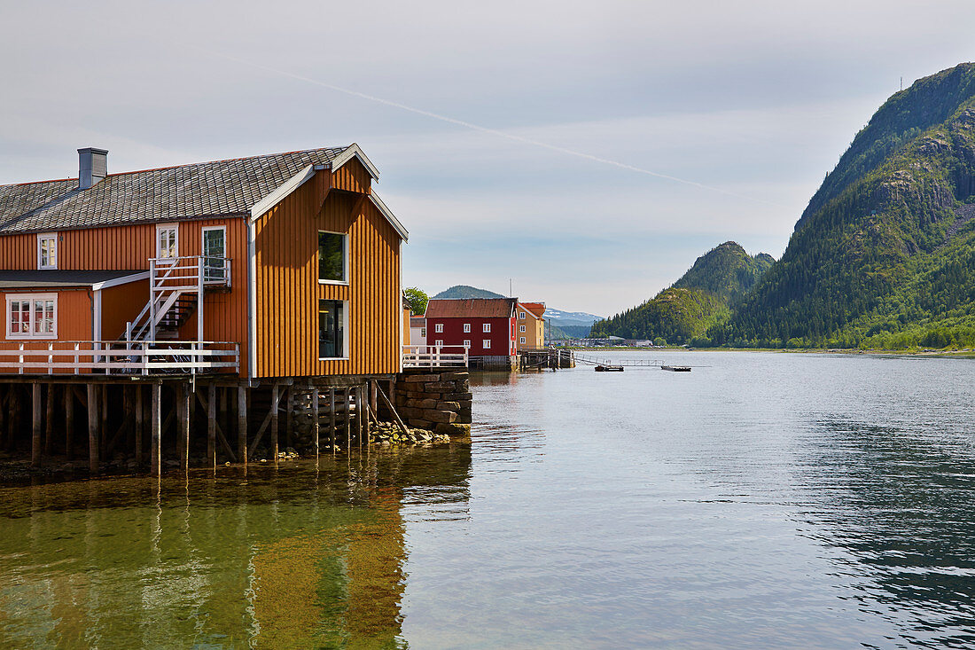 Holzhäuser am Vefsnfjord in Mosjoen, Nordland, Norwegen, Europa