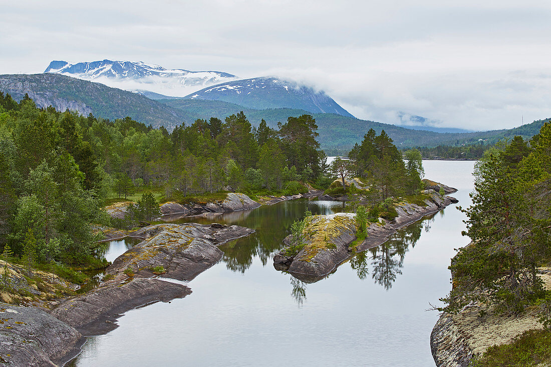 Fluss Sagelva bei Toemmerneset, Nordland, Norwegen, Europa