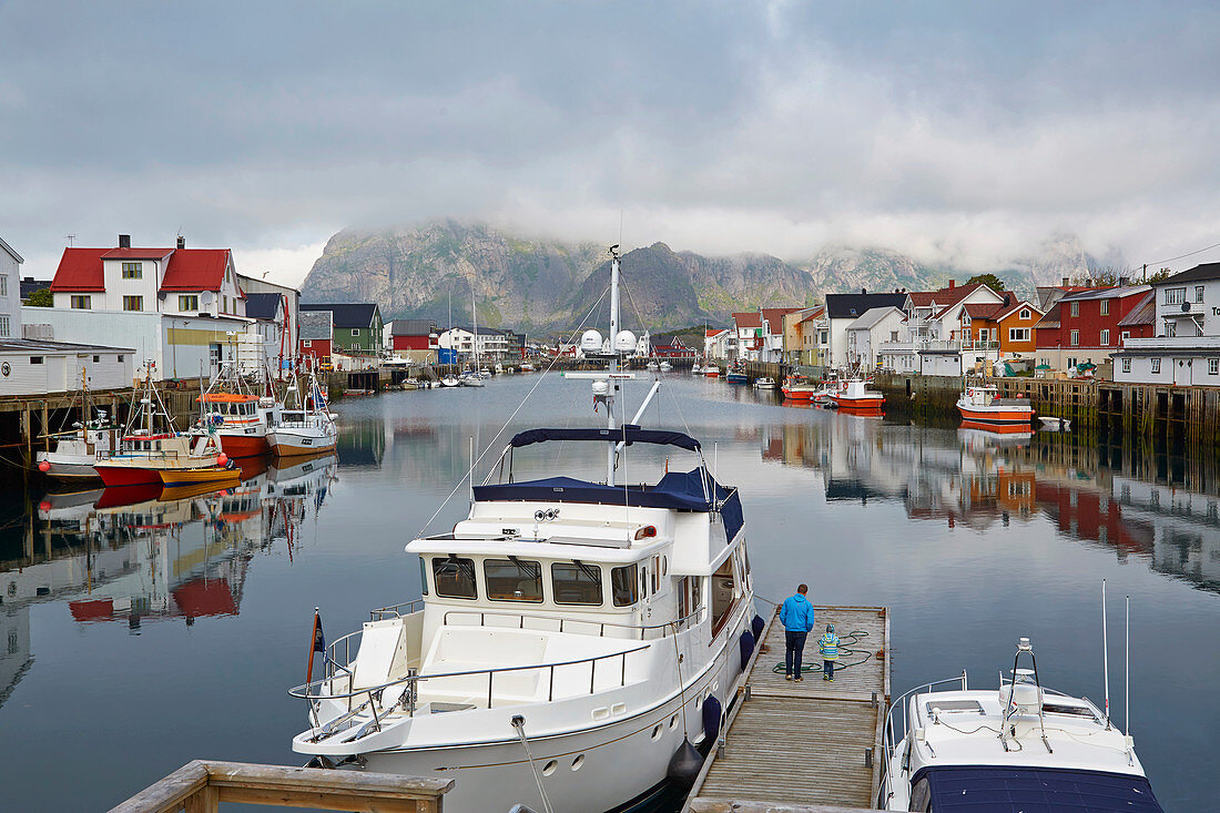 Im Hafen von Henningsvaer, Austvagsoya, Lofoten, Nordland, Norwegen, Europa