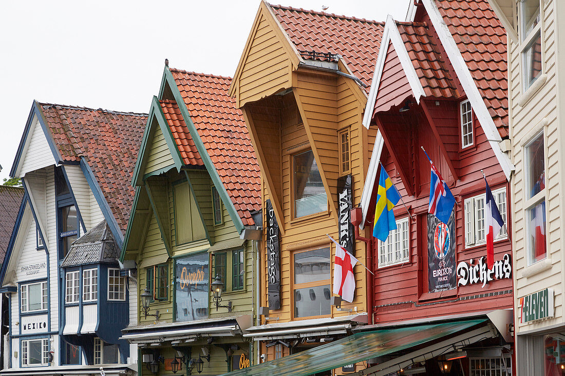 Bunte Holzhäuser an der Hafenpromenade in Stavanger, Rogaland, Norwegen, Europa 
