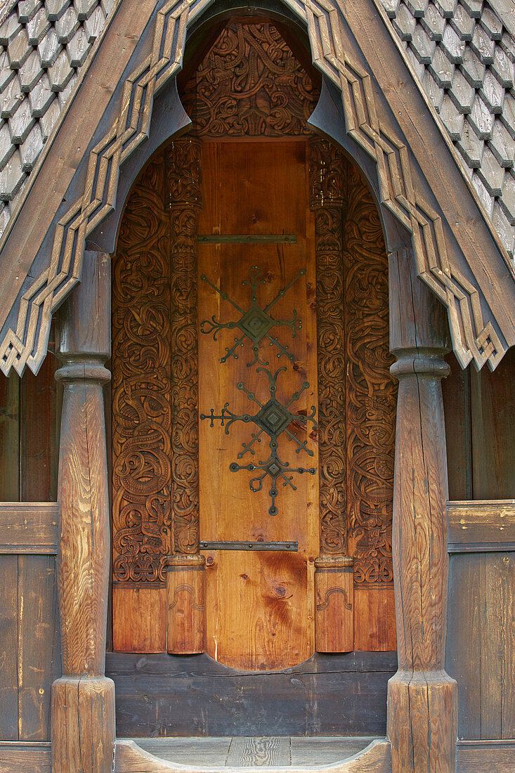 Schnitzereien am Portal der Stabkirche Gol (Nachbildung 1994), Gol, Buskerud, Hallingdal, Norwegen, Europa 