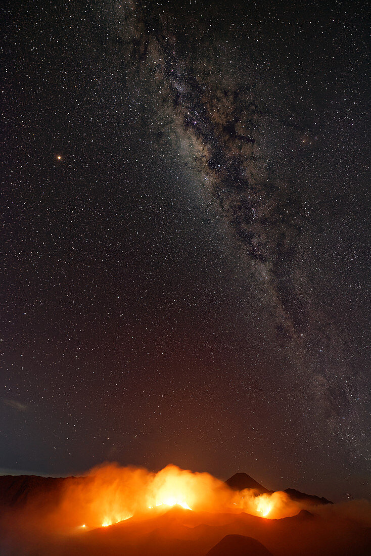 Glühendes Lava und Milchstraße am Vulkan Gunung Bromo, Insel Java, Indonesien, Südostasien, Asien