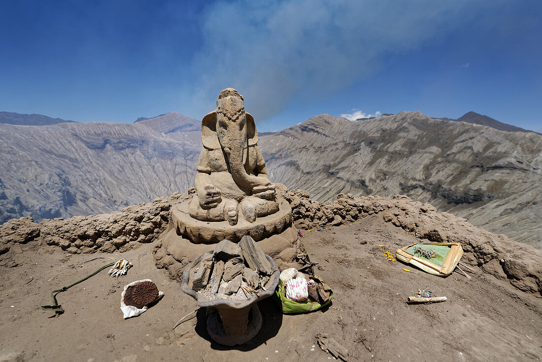 Der Hindugott Ganesha wacht über den Krater des Gunung Bromo, Insel Java, Indonesien, Südostasien, Asien
