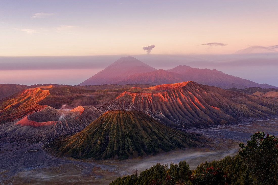 Morgenrot durch den Ausbruch des Rauung über der Landschaft des Bromo-Tengger-Semeru Nationalpark, Insel Java, Indonesien, Asien