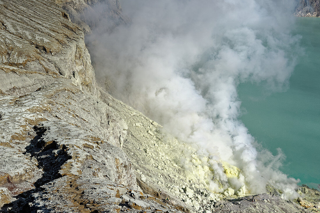 Schwefelquellen im Krater des Gunung Ijen, Insel Java, Indonesien, Südostasien, Asien