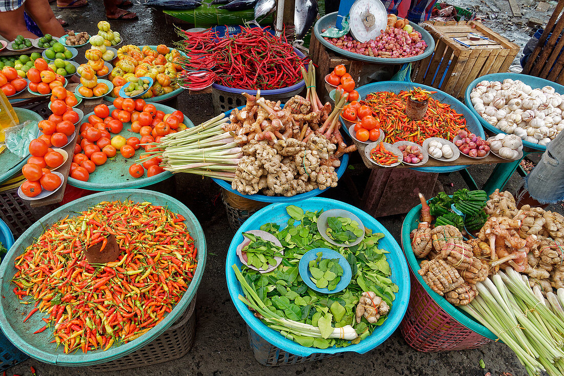 Reiche Auswahl, Gemüse und Gewürze auf einem Markt in Ambon, Molukken, Indonesien, Südostasien, Asien