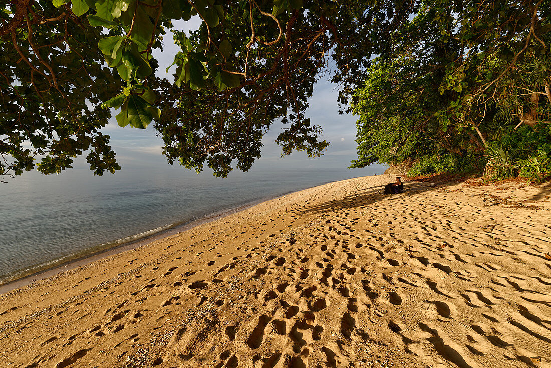 Nahezu menschenleerer Strand auf Banda Hatta, Bandasee, Banda Inseln, Molukken, Indonesien, Südostasien, Asien