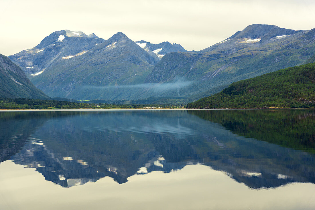 Fjord, Eresfjorden, Spiegelung, Siedlung, Berge, Fjordnorwegen, Norwegen, Europa 