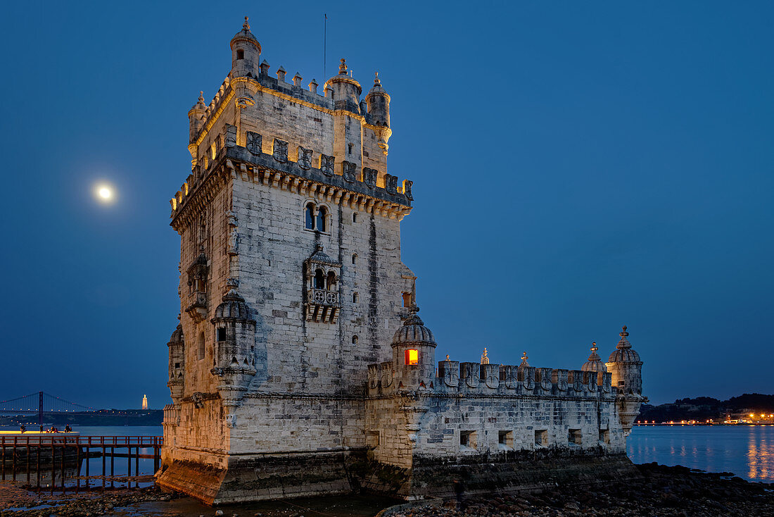 Das Wahrzeichen der Stadt: Der Torre de Belem schützte einst Lissabon, Portugal