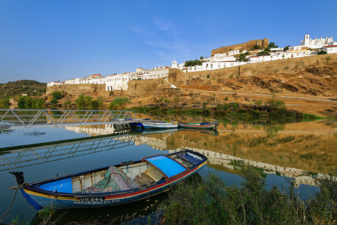 Mertola über dem Rio Guadiana, Alentejo, Portugal