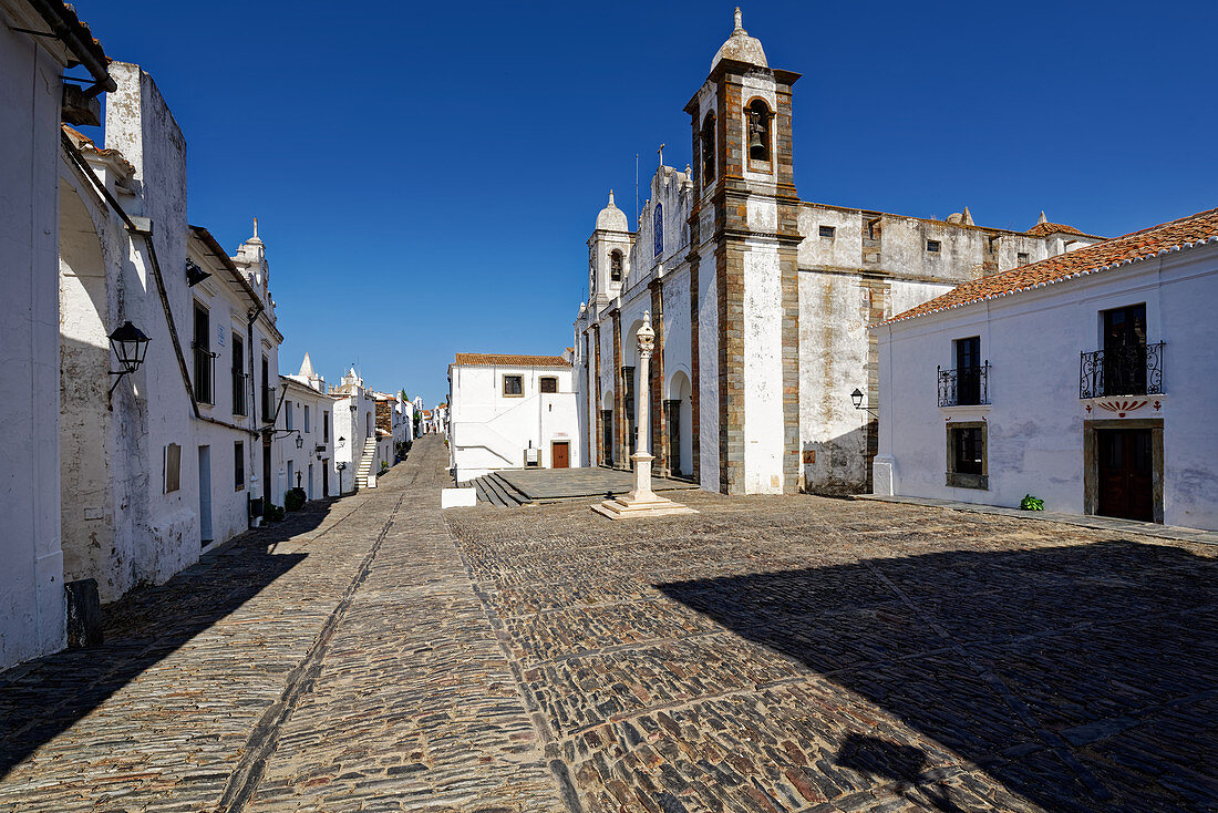 Der Kirchplatz und die barocke Kirche Nossa Senhora da Lagoa, Monsaraz, Alentejo, Portugal