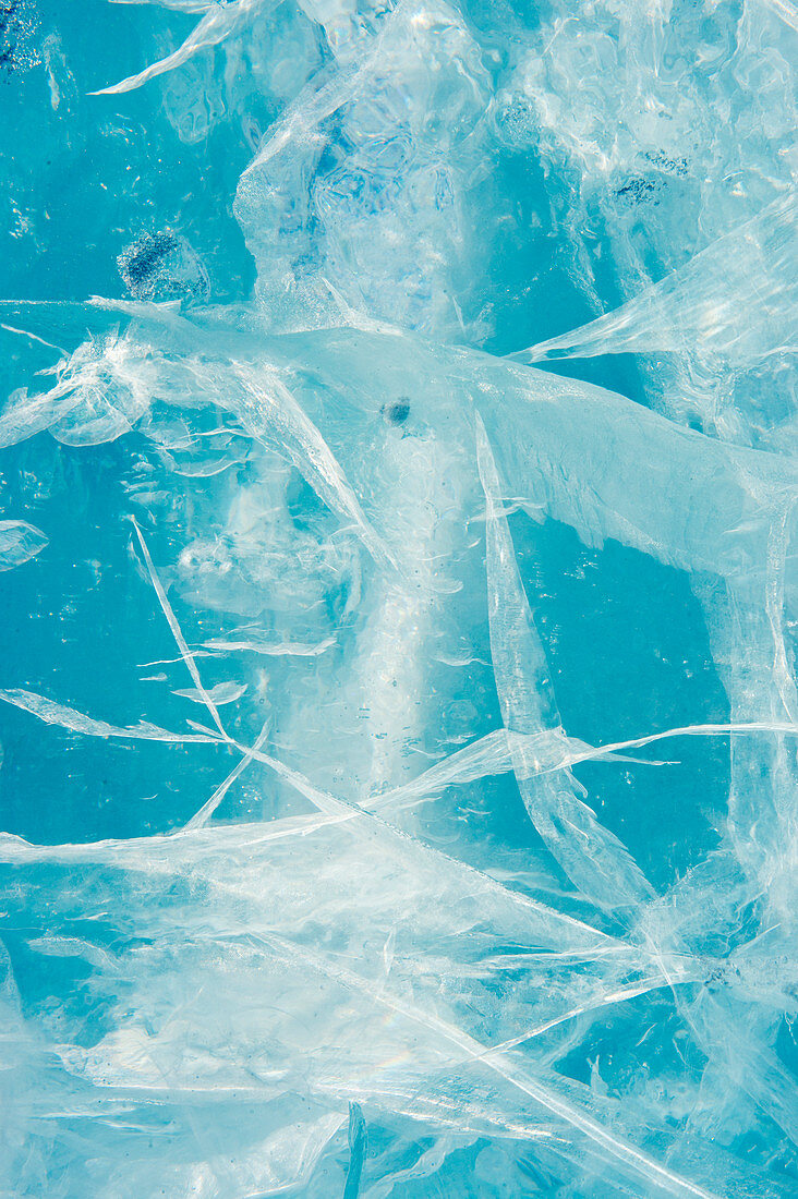 Nahaufnahme eines Eisblocks, Blick ins Innere auf die Struktur mit Rissen und Luftblasen, im Icehotel in Jukkasjarvi bei Kiruna in Schwedisch-Lappland; Nordschweden