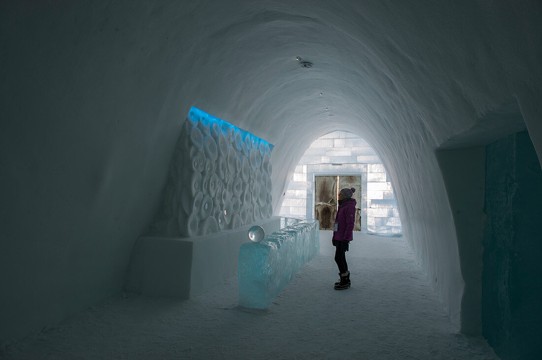 Die Lobby am Eingang zum klassischen Eishotel in Jukkasjarvi bei Kiruna im schwedischen Lappland; Nordschweden.