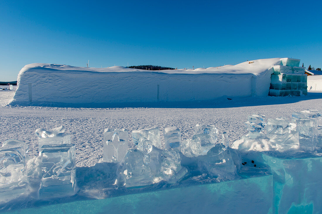 Das Äußere des Eishotels in Jukkasjarvi bei Kiruna im schwedischen Lappland; Nordschweden.