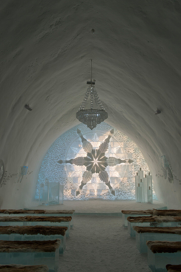 Die Zeremonienhalle im klassischen Eishotel in Jukkasjarvi bei Kiruna im schwedischen Lappland; Nordschweden.