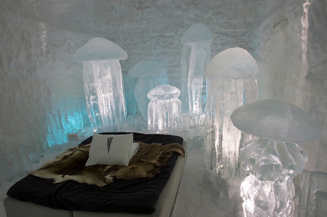 Kühle Räume, ICEHOTEL 365, das 2016 eröffnet wurde und eine permanente Struktur ist, die das ganze Jahr über den Aufenthalt im Eishotel in Jukkasjarvi bei Kiruna im schwedischen Lappland bietet; Nordschweden.