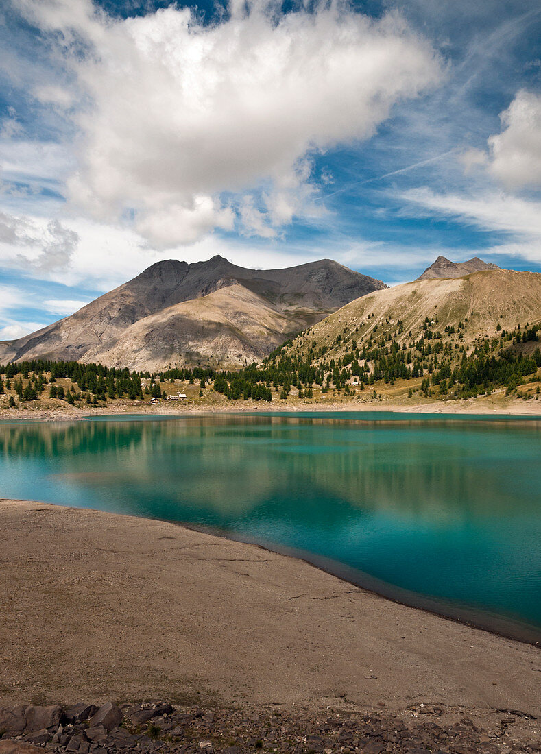 Lac d'Allos am frühen Morgen, der größte natürliche See in Europa, Alpes-de-Haute-Provence, Provence-Alpes-Côte d'Azur, Frankreich.