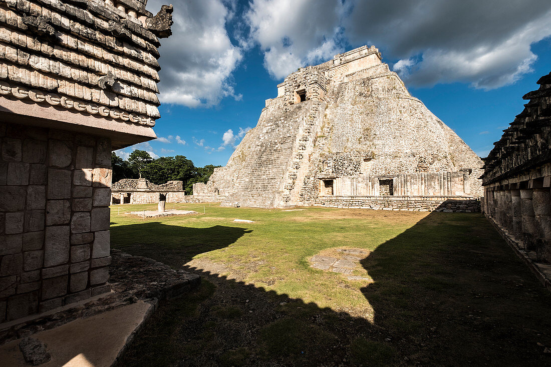 Uxmal, Yucatan, Mexiko - 13. Oktober 2017: Die Pyramide des Magiers (Pirámide del Mago) in der Maya-Stadt Uxmal, Mexiko