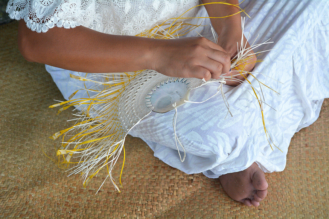 Junge polynesische Cook-Insulanerin, beim Fächer Weben in Rarotonga, Cookinseln