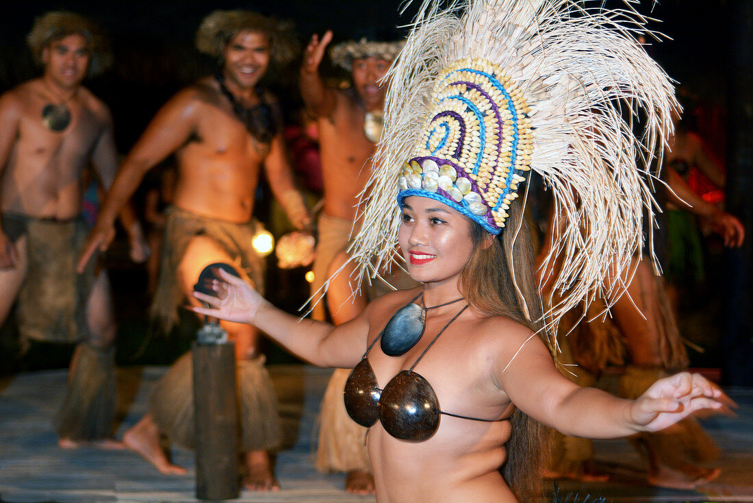 RAROTONGA - 26. JANUAR 2018-Polynesische Tänzerin, Cook-Insulaner bei einer kulturellen Show in Rarotonga, Cookinseln. Die Inselbewohner gehören der Rasse der Maori an, die in Kultur und Sprache mit den Maohi von Französisch-Polynesien verbunden sind.