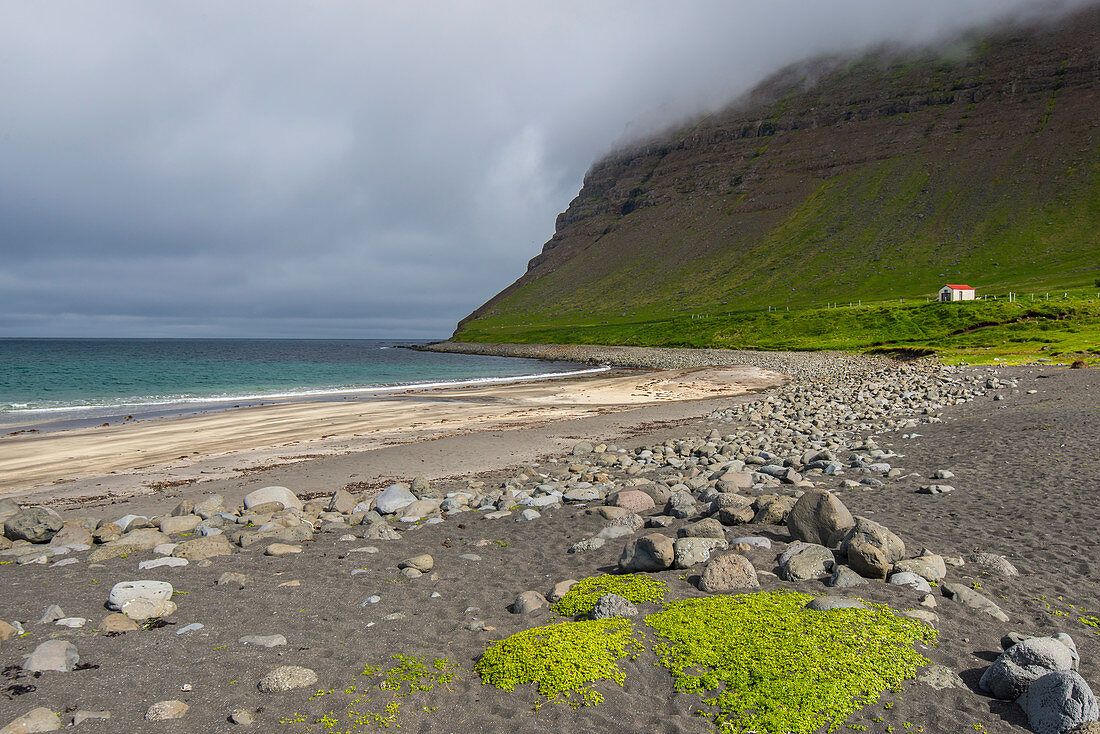 Skalaviki Strand in der Nähe von Boulungarvik, Westfjorde. Island