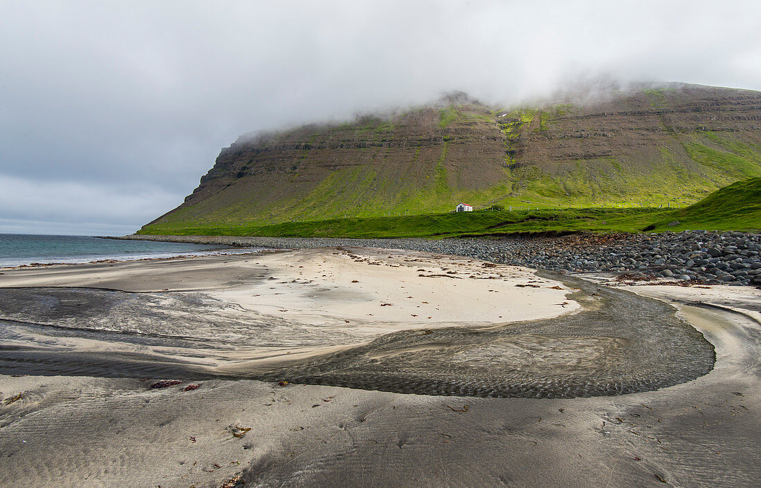 Skalaviki Strand in der Nähe von Boulungarvik, Westfjorde. Island