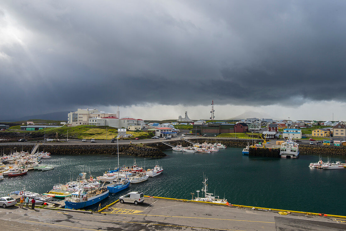 Gewitterwolke über dem Hafen von Stykkiksholmur. Island.