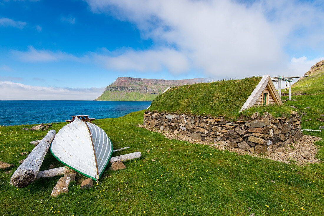 Altes Haus und Boot am Strand von Sudureiri. Westfjorde. Island