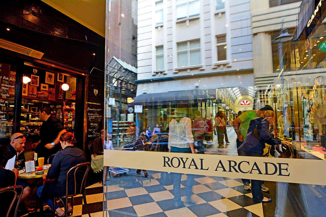 MELBOURNE - 13. APRIL 2014: Das Portal der Royal Arcade in Melbourne, Australien.Es ist eine bedeutende Einkaufspassage aus der viktorianischen Ära und eines der bekanntesten touristischen Ziele in Melbourne.
