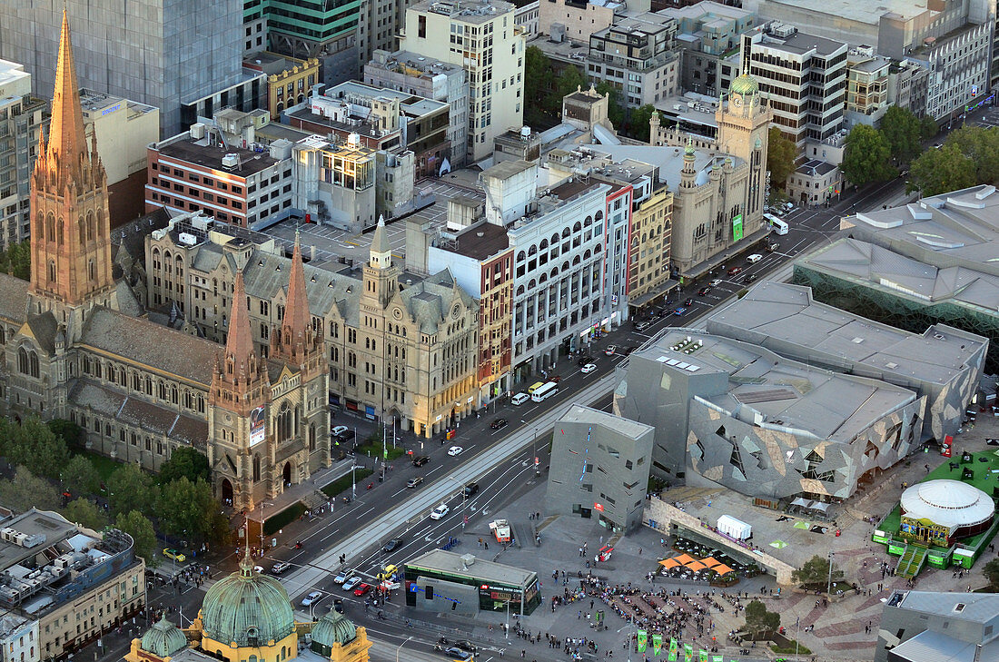 MELBOURNE - 14. APRIL 2014: Luftaufnahme der Flinders Street im Stadtzentrum von Melbourne in der Abenddämmerung. Melbourne ist die Hauptstadt Victorias und das Geschäfts-, Verwaltungs-, Kultur- und Freizeitzentrum des Bundesstaates.