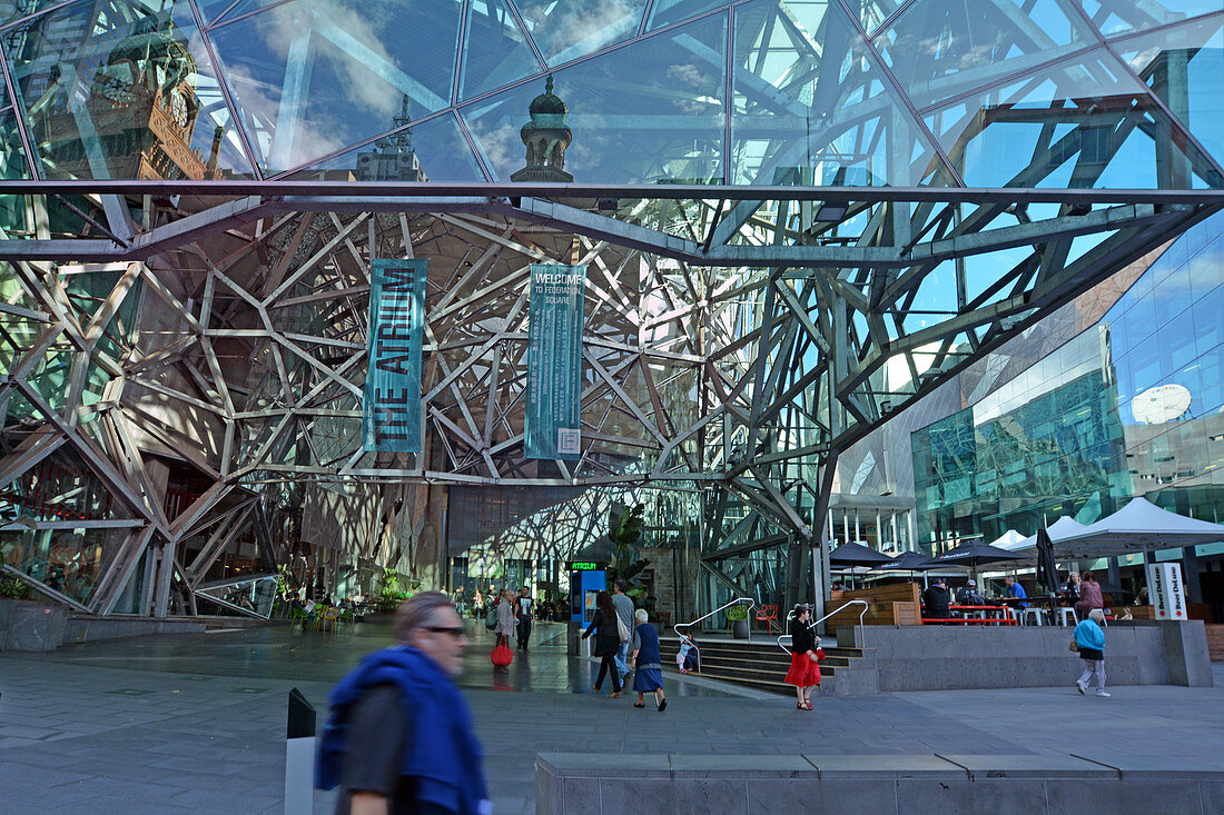 MELBOURNE - 13. APRIL 2014: Das Atrium Building, eine Struktur aus Glas und Stahl, bietet einen überdachten Veranstaltungsort für Ausstellungen, Produktpräsentationen, Markteinführungen, Schaufenster und Märkte in Melbourne, Victoria, Australien.