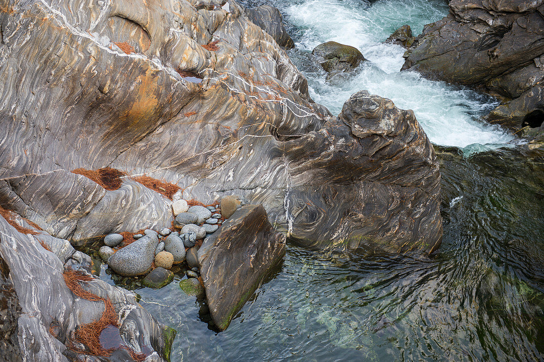 Ansicht der polierten Felsformation, die durch die Kraft des Icicle Creek in der Icicle-Schlucht nahe Leavenworth, östlicher Washington-Staat, USA geformt wird.