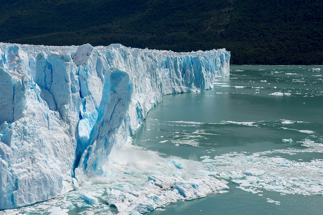 Sequenz eines riesigen Stücks Eis, das vom Gletschergesicht des Perito Moreno-Gletschers im Los Glaciares-Nationalpark nahe El Calafate, Argentinien kalbt.