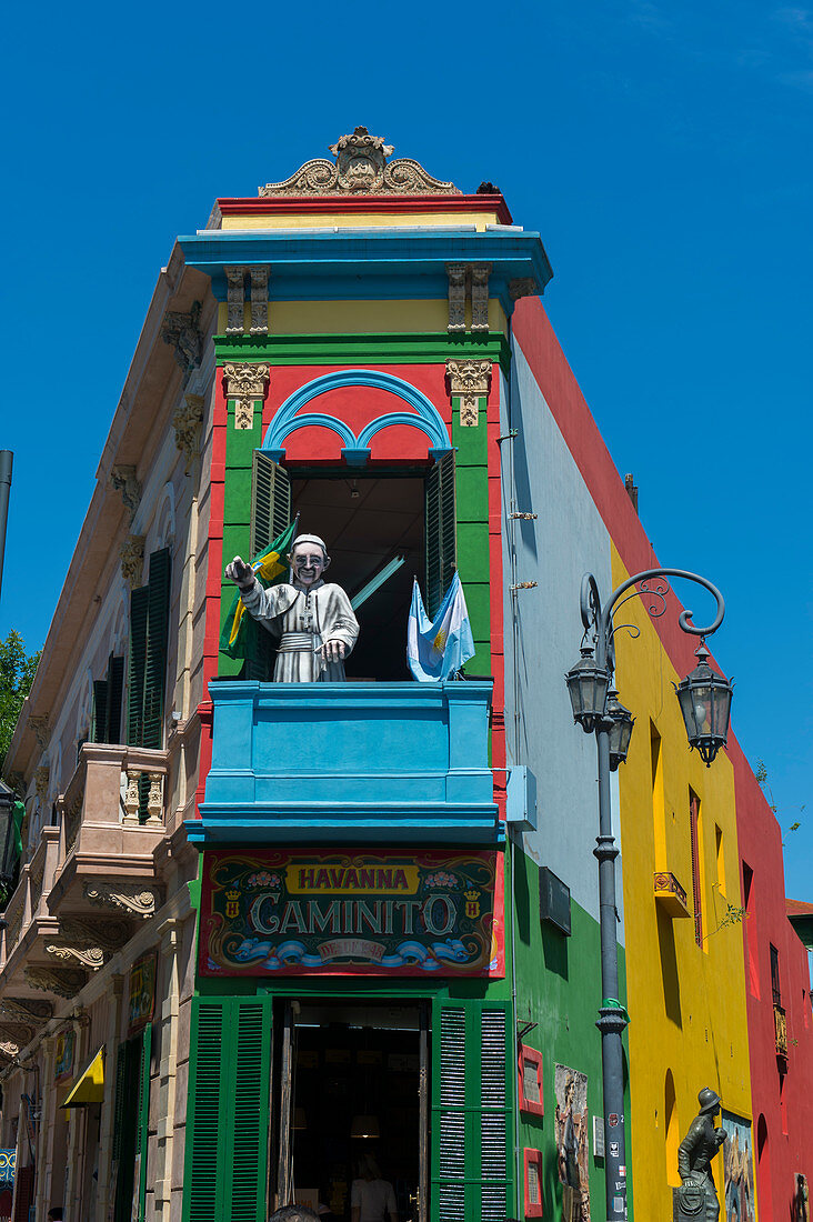Ein farbenfrohes Haus mit einer Statue des Papstes in La Boca, einem Viertel in Buenos Aires, das für seine farbenfrohen Häuser und seinen Tango berühmt ist, eine wichtige Touristenattraktion in Buenos Aires, Argentinien.