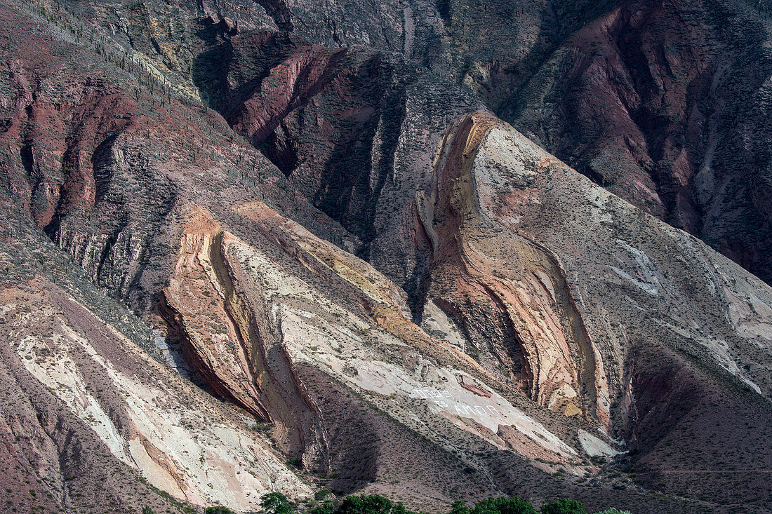 Bunte Felsformationen und Erosion auf einem Hügel in den Anden nahe Purmamarca, Provinz Jujuy, Argentinien.